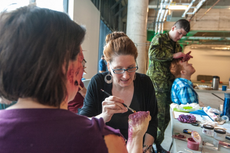 Plusieurs employés de l’UdeS et des Forces armées canadiennes ont participé à la préparation et au maquillage des « faux blessés » qui sont arrivés plusieurs heures avant le début de la simulation.