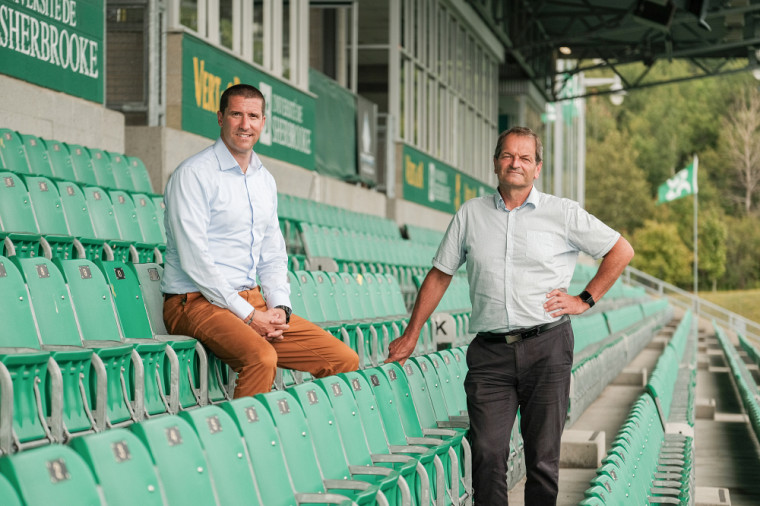 Le nouveau directeur du Vert & Or, Simon Croteau, en compagnie du directeur général du SSAP, Jean-Pierre Boucher.