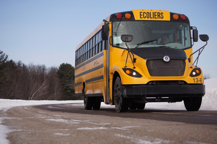 Le premier autobus 100 % électrique et 100 % québécois, produit par les Autobus Lions à Saint-Jérôme, a récemment été acheté par le Commission scolaire de Laval. Il devrait circuler prochainement sur nos routes.