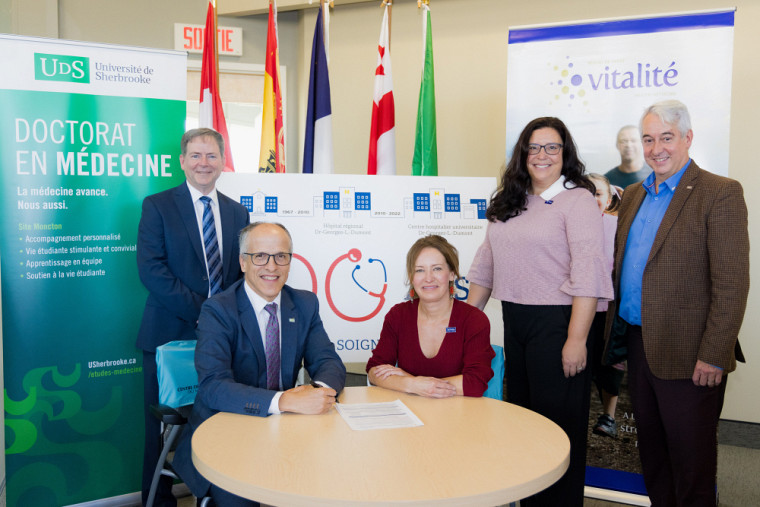 La séance de signature s’est tenue à Moncton le 13 octobre en présence, notamment, de Pierre Cossette, recteur de l’UdeS, et de France Desrosiers, présidente-directrice générale du Réseau de santé vitalité du N.-B.