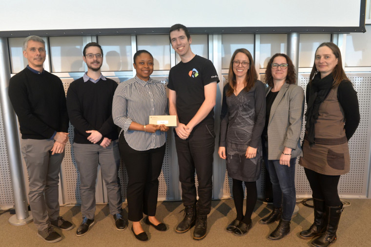 La gagnante s’est vu remettre un prix en argent de 250 $ du Regroupement des étudiantes et des étudiants de maîtrise, de diplôme et de doctorat de l’Université de Sherbrooke (REMDUS). La voici en présence d’un représentant du REMDUS et des membres du jury.