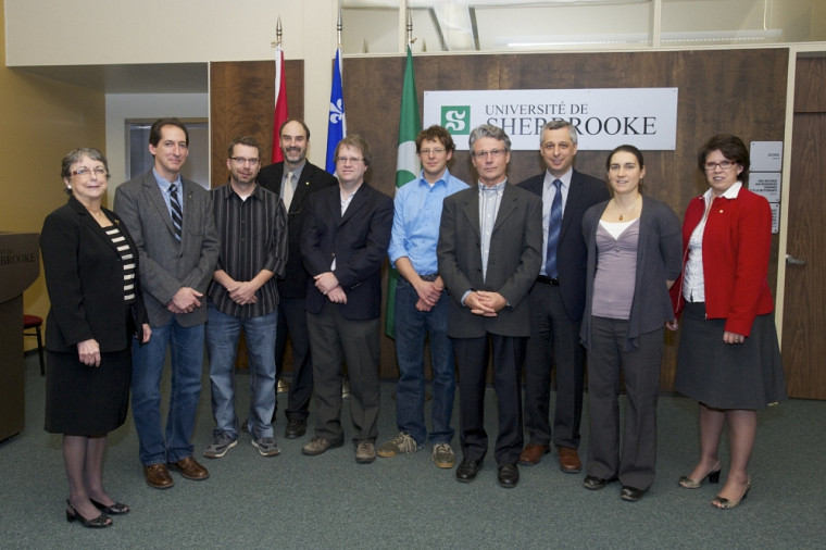 Huit des chercheurs honorés par l’UdeS participaient à la cérémonie du 4 décembre. Ils sont accompagnés du vice-recteur Jacques Beauvais (4e sur la photo).
