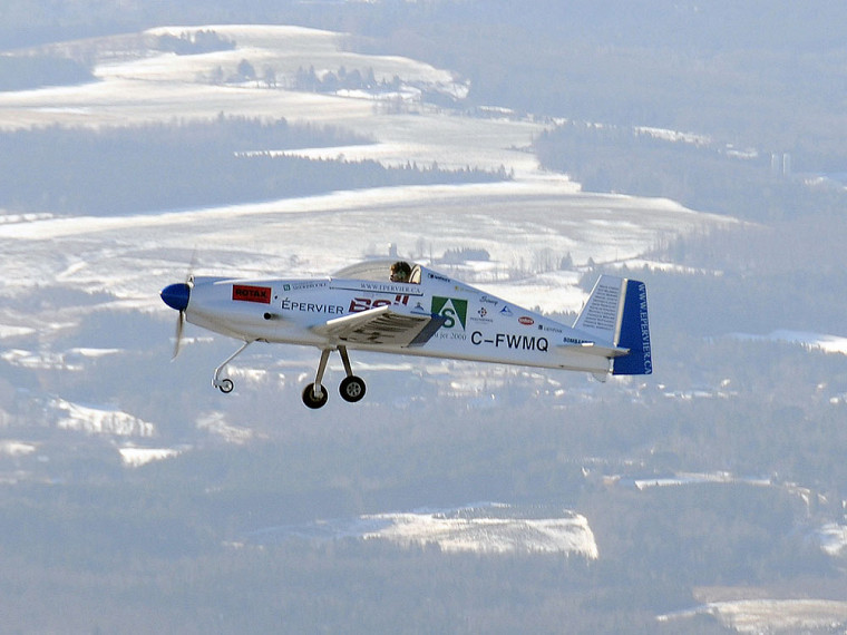 David Rancourt, l'un des étudiants concepteurs de l'avion, aux commandes de l'Épervier lors du premier vol d'essai le 16 décembre. Parti de l'aéroport de Sherbrooke, l'avion a survolé la région pendant une demi-heure.