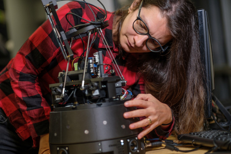Adina Panchea, postdoctorante en génie robotique