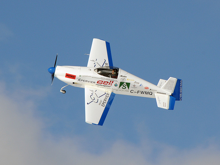 L'avion Épervier piloté par David Rancourt, actuellement étudiant au doctorat en génie mécanique