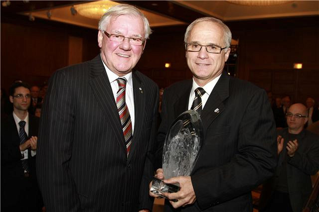 Paul Grand'Maison reçoit le Grand Prix du Collège des médecins du Québec des mains du directeur général, Yves Lamontagne.