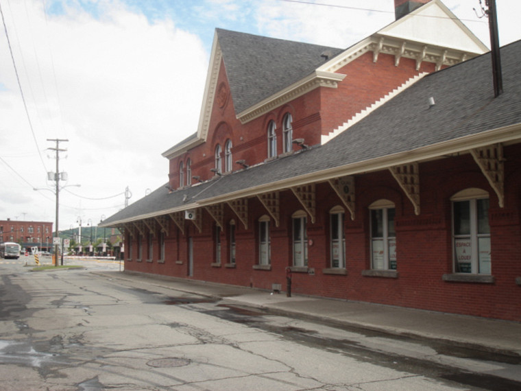Le Siboire Dépôt voit le jour le 5 novembre 2007 dans un bâtiment patrimonial qui abritait autrefois une station de train à Sherbrooke.