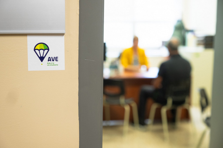 Les AVE, disponibles dans toutes les facultés et centres universitaires, de même que certains services, sont identifiées par une petite affichette à l'entrée de leur bureau.