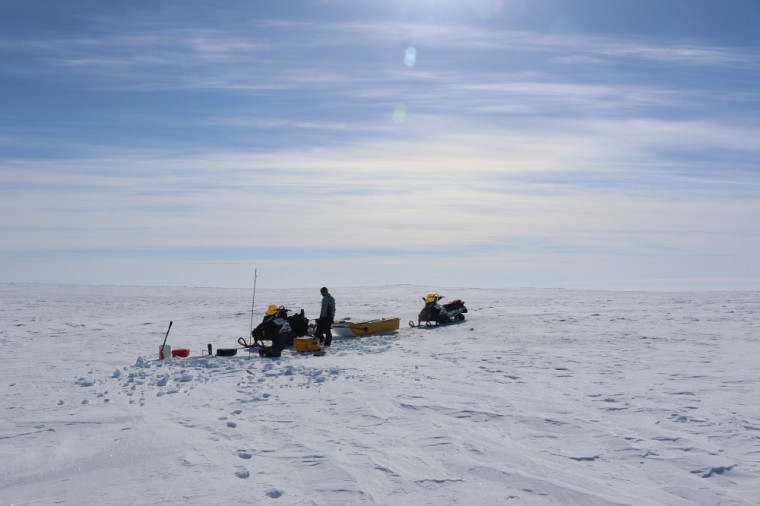 L'équipe de recherche documente les changements liés au couvert de neige et de glace en Arctique.