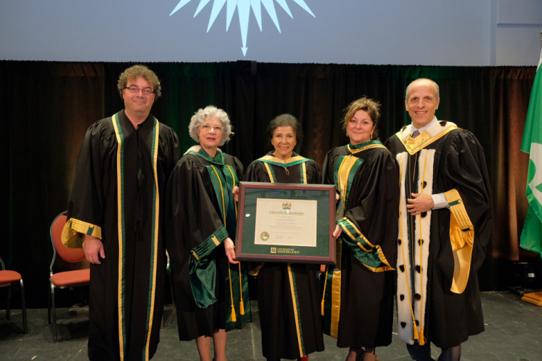 L’Université de Sherbrooke a eu le privilège d'attribuer un doctorat honoris causa à la cinéaste de renommée internationale Alanis Obomsawin, le 15 mars, au Centre culturel.
