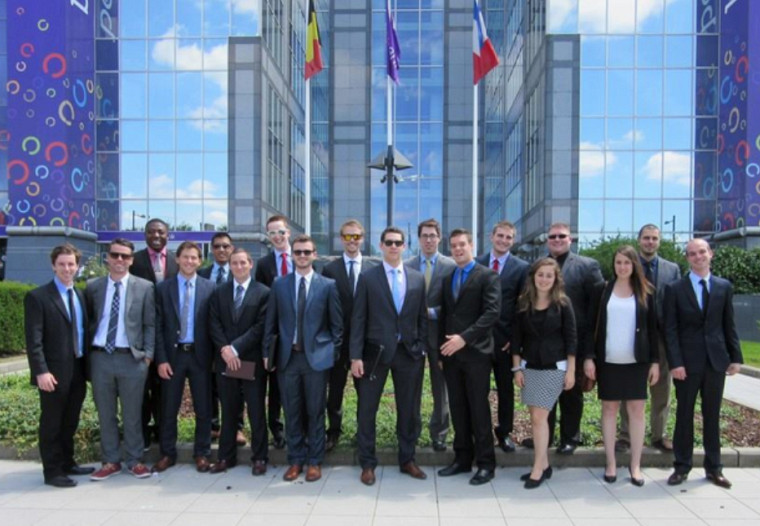 Les 18 finissantes et finissants au baccalauréat en administration des affaires, concentration en finance, qui ont représenté l'UdeS lors du voyage d'études EuroFinance 2014.
