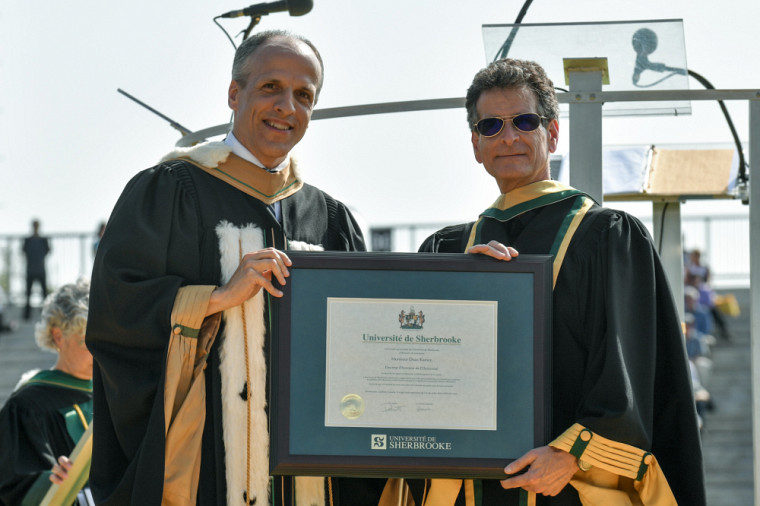 Le recteur Pierre Cossette remet le doctorat honoris causa institutionnel à Dean Kamen, inventeur, entrepreneur chevronné et ardent défenseur des sciences et des technologies.