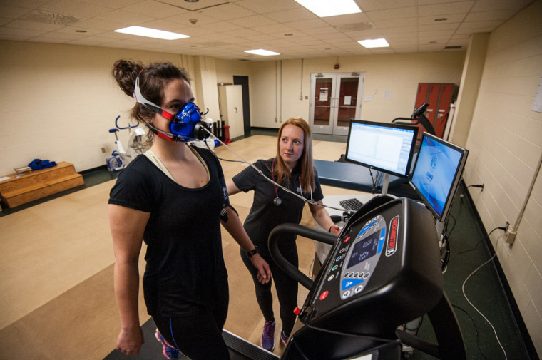 Située au Centre sportif de l’Université de Sherbrooke, la Clinique universitaire de kinésiologie de la Faculté des sciences de l'activité physique offre maintenant l'évaluation de la capacité cardiorespiratoire, du métabolisme de repos et de la composition corporelle.