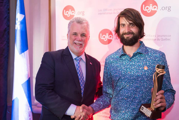 Renaud Lafortune reçoit le Grand Prix LOJIQ des mains du premier ministre du Québec, Philippe Couillard, lors de la 8e cérémonie des Prix LOJIQ qui s’est tenue le 31 mai à l’Assemblée nationale du Québec.