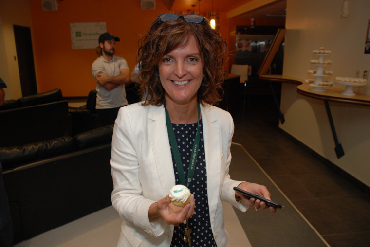 Guylaine Sévigny, coordonnatrice administrative et une des trente bénévoles de la campagne facultaire, pose avec un mini cupcake préparé spécialement pour l’occasion.