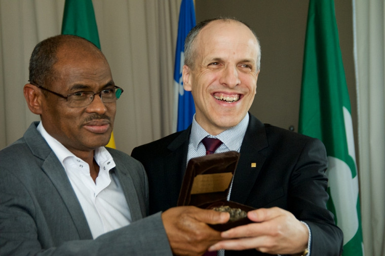 Le Pr Mahamane Maïga a reçu, des mains du doyen, le Pr Pierre Cossette, la médaille humaniste de la FMSS.