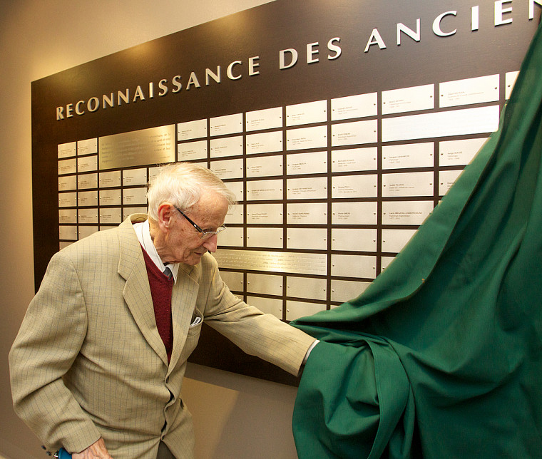 Le Dr Gérard L. Larouche dévoile le mur de reconnaissance des anciennes professeures et anciens professeurs de la Faculté de médecine et des sciences de la santé