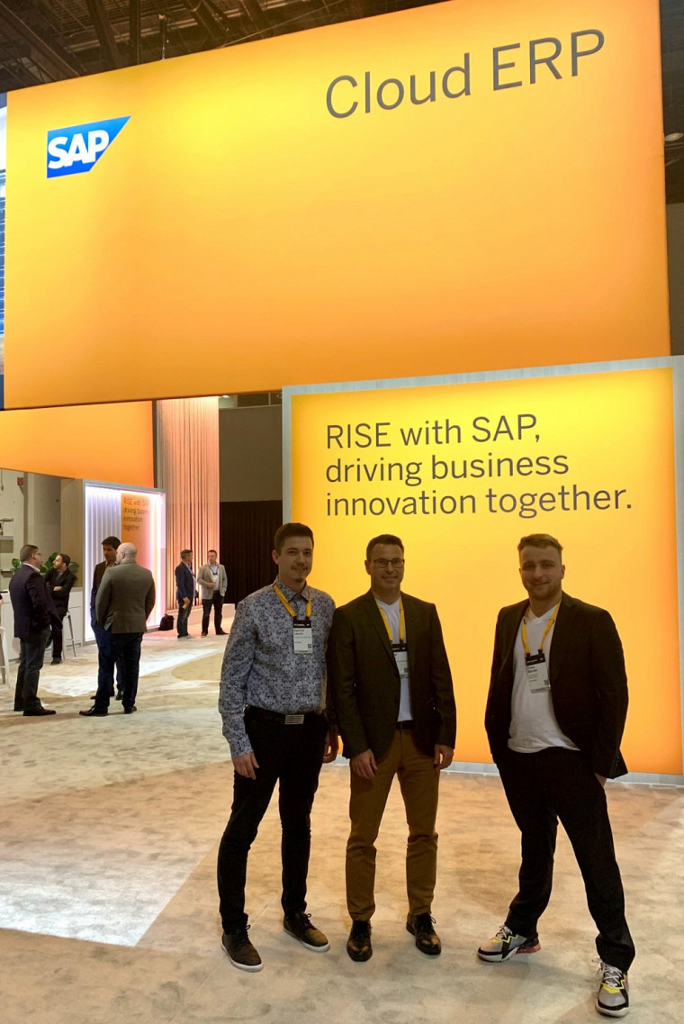 Pr Olivier Caya en compagnie de Dannick Lauzon (gauche) et Émile Bérubé (droite) au congrès SAP à Orlando, Floride (11 mai 2022)Photo : fournie