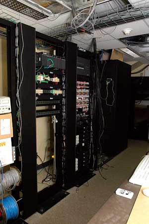 Les parois du laboratoire DOMUS abritent des serveurs pour traiter l'information des capteurs de l'appartement intelligent.