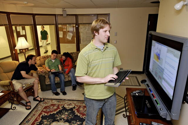 Des étudiants testent une interface dans l'habitat intelligent du laboratoire DOMUS de la Faculté des sciences.