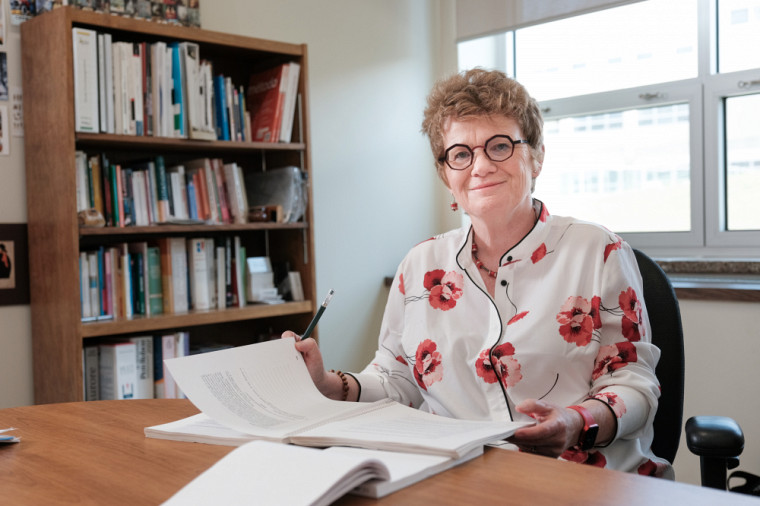 Marie Beaulieu est professeure-chercheuse à la Faculté des lettres et sciences humaines et au Centre de recherche sur le vieillissement. Elle est également titulaire de la Chaire de recherche sur la maltraitance envers les personnes aînées.