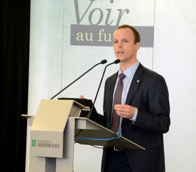 Le conférencier Mathieu Derome de chez Desjardins, lors de la Journée carrière en Finance et gestion des risques 2015 au Campus de Longueuil.