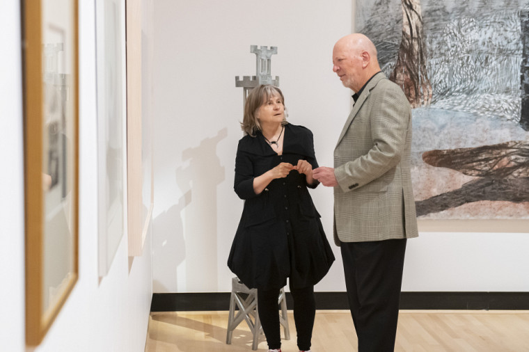 Luc LaRochelle en compagnie de Suzanne Pressé, de la galerie d'art Antoine-Sirois, qui connaît très bien sa collection, et grâce à qui il a choisi de donner une partie de ses œuvres à l'UdeS.