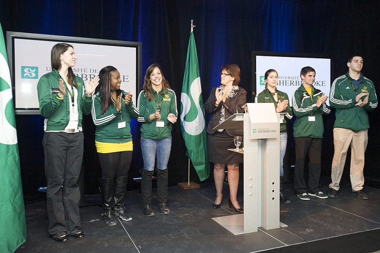 La rectrice s'est fait un devoir de présenter les six porte-couleurs du Vert & Or présents à l'événement, qui représentent l'excellence sportive et académique de l'UdeS.