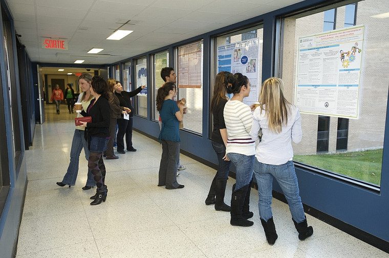 Des expositions d'affiches scientifiques des étudiantes et étudiants et des groupes de recherche en éducation ont valorisé les nombreuses recherches menées à la Faculté d'éducation.
