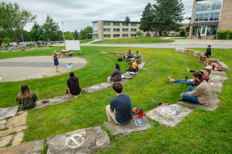 Afin de respecter les mesures de distanciation physique, une dizaine de classes en plein air ont été aménagées sur les campus, à l'automne dernier.