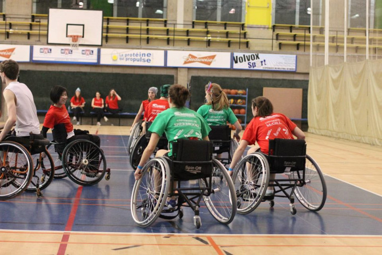 Le basketball en fauteuil roulant comptait parmi les épreuves des jeux.