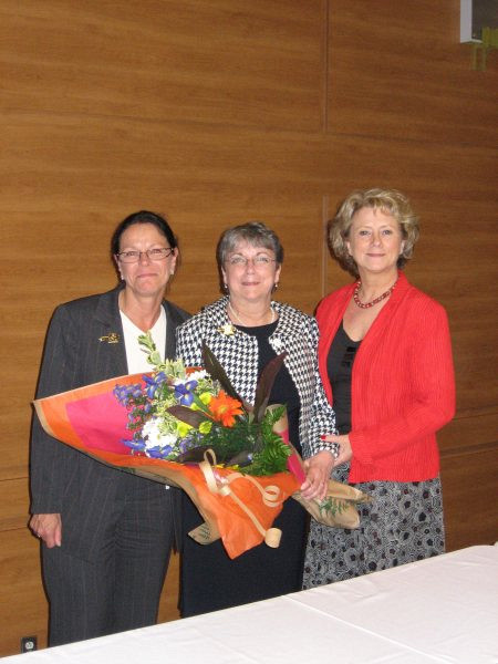 Denise Gaudreau, présidente de l’Ordre régional, Cécile Michaud et Gyslaine Desrosiers, présidente de l’Ordre des infirmières et infirmiers du Québec.