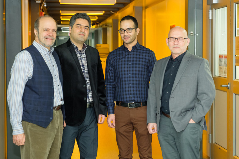 Les collaborateurs, le Pr Eric Frost, Reza Aziziyan, Mohamed Walid Hassen et le Pr Jan Dubowski, ont contribué à l'élaboration du procédé innovant, dans le cadre de la thèse de Reza Aziziyan.