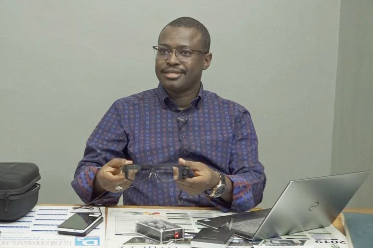 Ousmane Ly, professionnel de recherche et expert en santé numérique au CIDIS ainsi que médecin au Mali, explique comment fonctionnent les différentes technologies mises de l'avant à travers le projet SanDi.