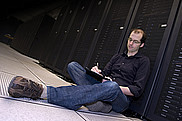 Le professeur David Poulin devant le super ordinateur Mammouth