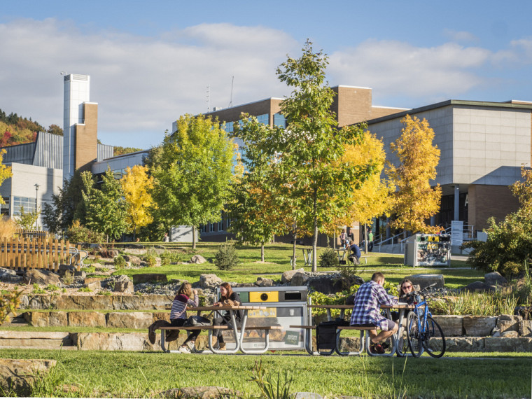 Sur les trois campus de l’UdeS, les espaces verts et conviviaux sont à l'honneur. 