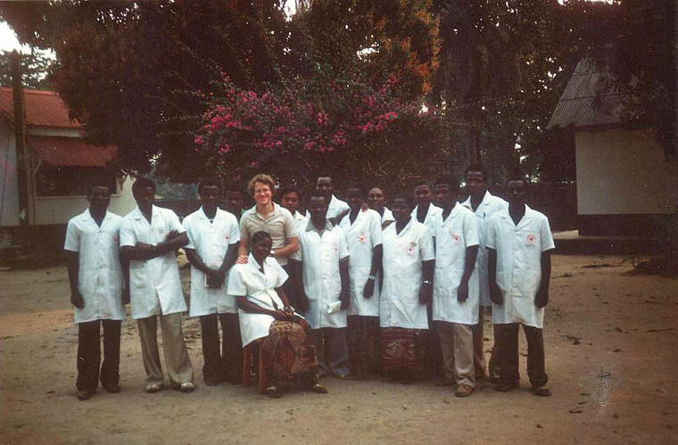 Le docteur Jacques Pépin accompagné des infirmières de l'hôpital de Nioki au Zaïre (1986).