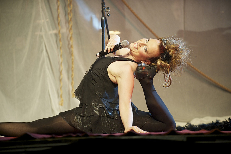 La chanteuse et contorsionniste native de Sherbrooke Mercedes Chénard a su faire rire et éblouir les quelque 450 personnes présentes.