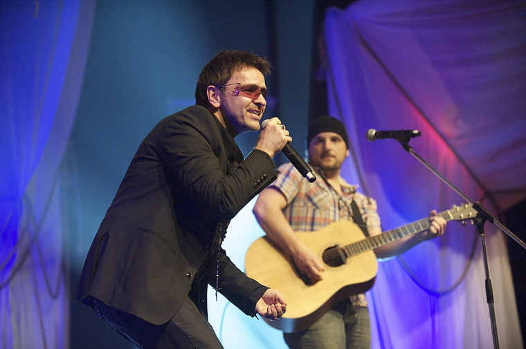 Le sosie de Bono (Marco Lemerise) et son guitariste (Christian Poirier), tous deux de la formation U2 Story, ont offert un pot-pourri de quelques-unes des meilleures chansons du groupe préféré de José Boisjoli.