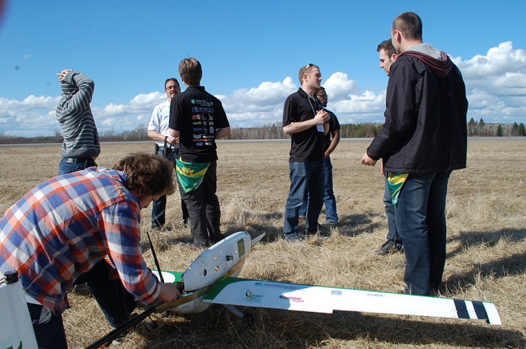 VAMUdeS dans le feu de l'action à Alma (Compétition canadienne étudiante de drones 2015)