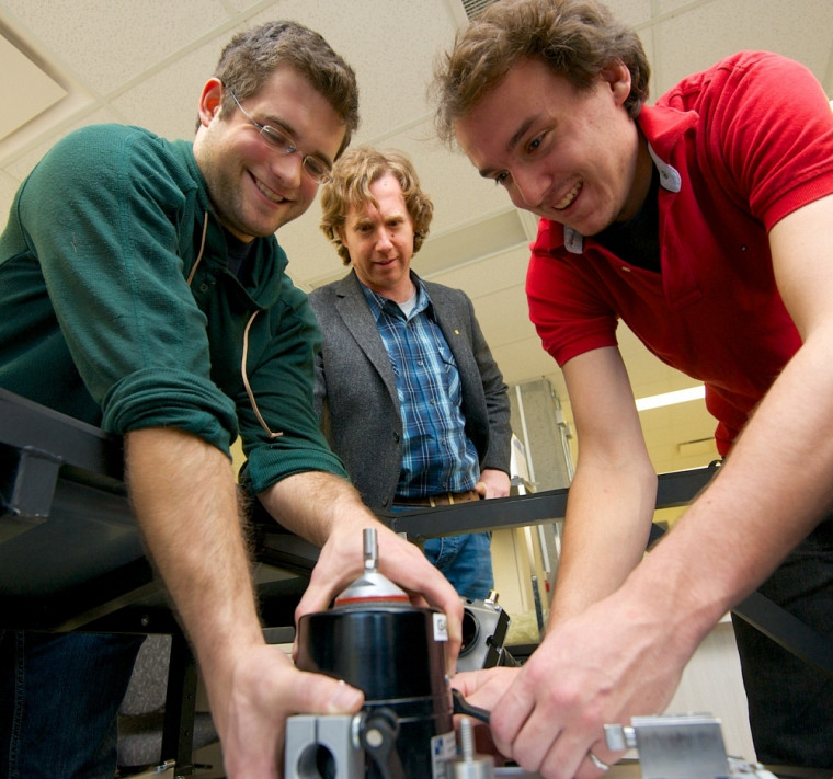 Le professeur Elijah Van Houten, au centre, ainsi Jean-Philippe Choinière et Samuel Fréchet, deux étudiants membres du projet VenUS, dont le prototype est présenté à l'exposition Mécagéniale.