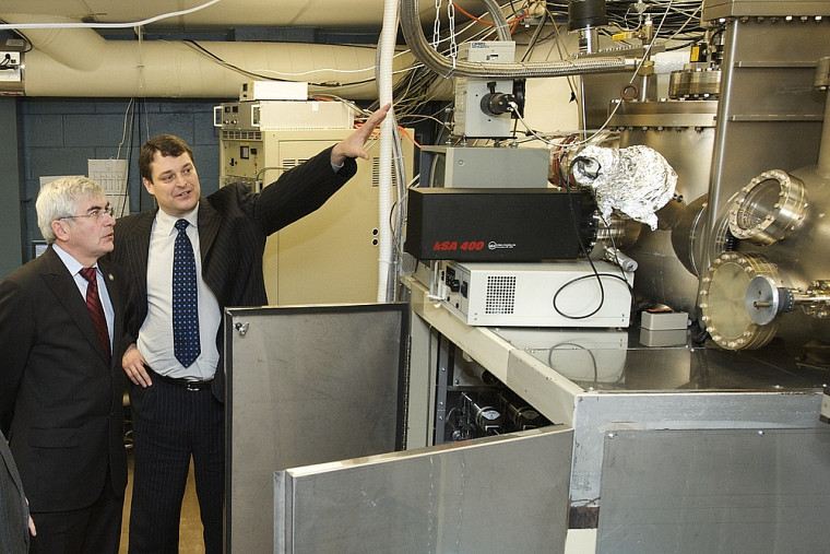 Le ministre Clément Gignac découvre le laboratoire du professeur Richard Ares.