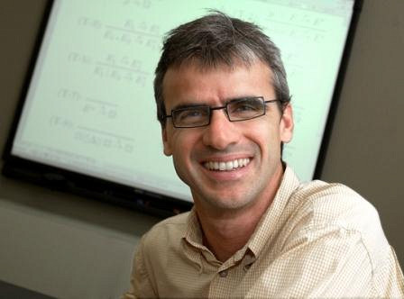Le professeur Marc Frappier est spécialiste des systèmes d'informations à partir de spécifications abstraites.