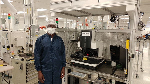 Assane Ndieguene dans le laboratoire d'assemblage de semi-conducteurs du Centre de Collaboration MiQro Innovation (C2MI).