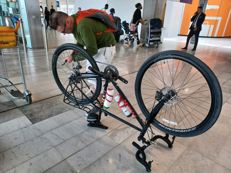 Le Pr Armand Soldera, à son arrivée en France, prépare son vélo pour parcourir les 1 300 km prévu à l'itinéraire.