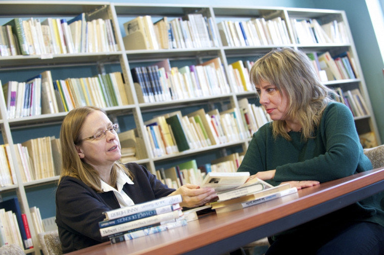 Patricia Godbout et Nathalie Watteyne, professeures au Département des lettres et communications de l'Université de Sherbrooke.