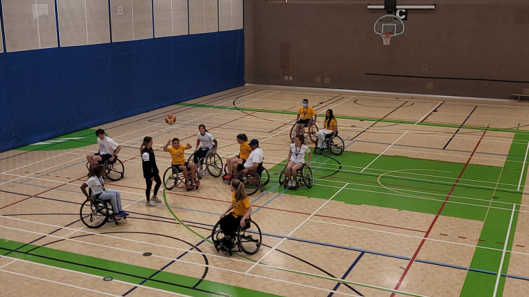 Un tournoi de basketball en chaise roulante, animé par Para-Sport Québec, a été organisé comme activité sociale.