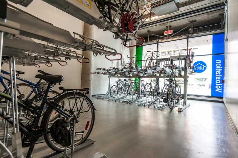 De nombreux services sont offerts sur les campus pour favoriser la pratique du vélo utilitaire, comme la vélostation du Campus de Longueuil.