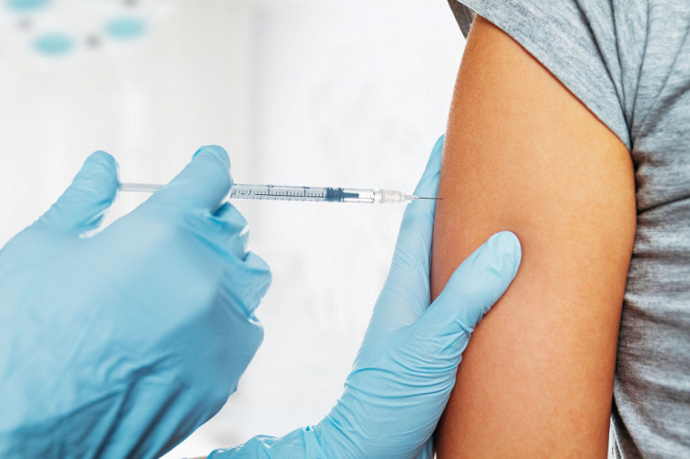 Selon les plus récents sondages, le nombre d'indécis face à la vaccination est en hausse au Canada et ailleurs dans le monde.