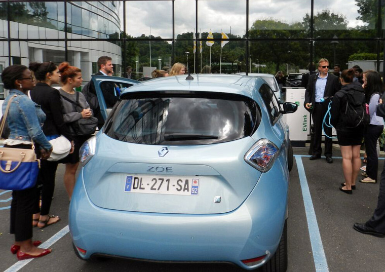 Rencontre avec les dirigeants du groupe Renault-Nissan, au siège social de Boulogne-Billancourt en France.